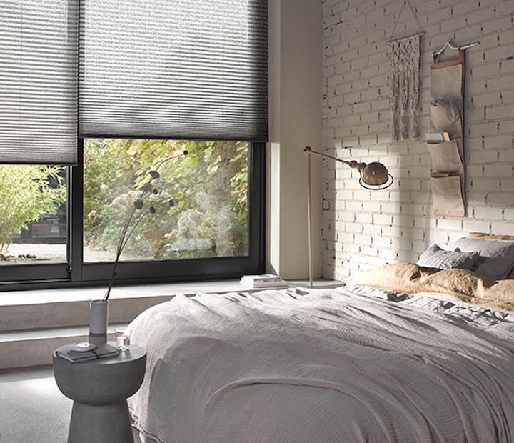 Luxaflex plisse shades slaapkamer.jpg